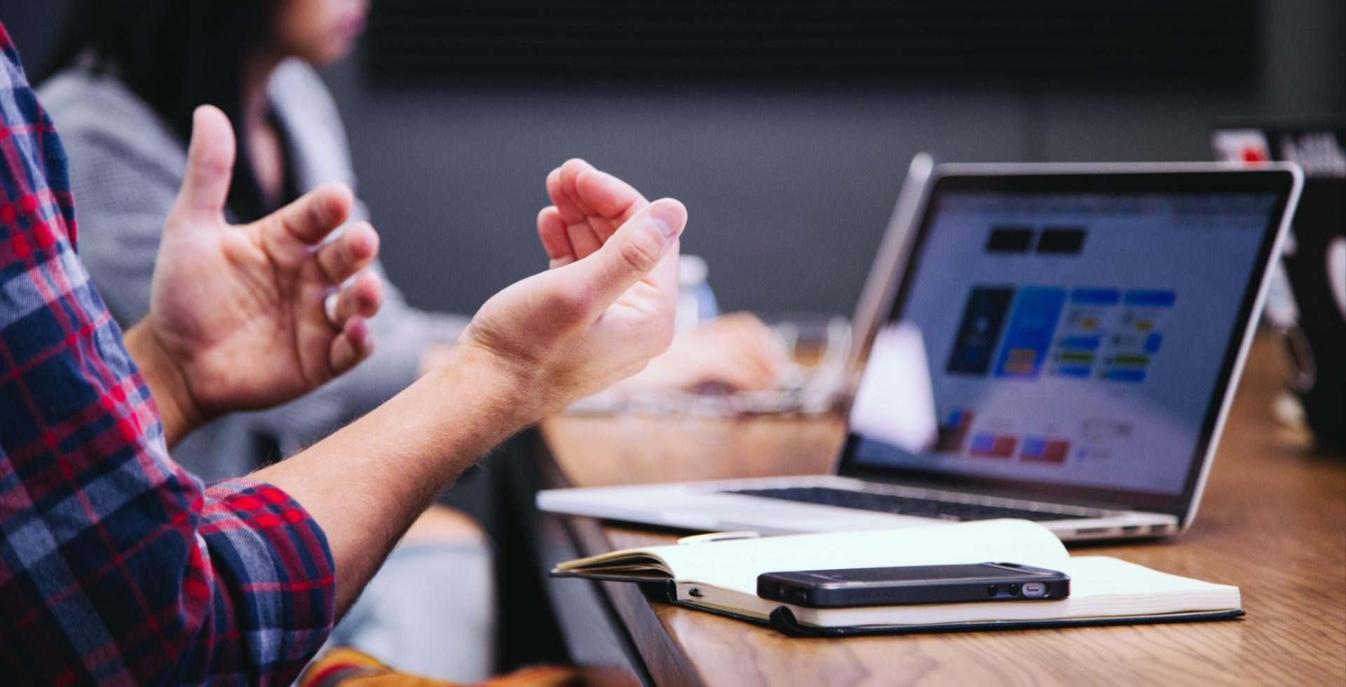 mani di una persona che parla davanti a un computer ad un corso di formazione