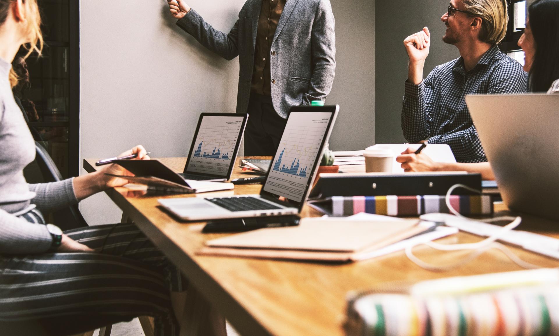 Gruppo di persone che discutono all'interno di una riunione di lavoro