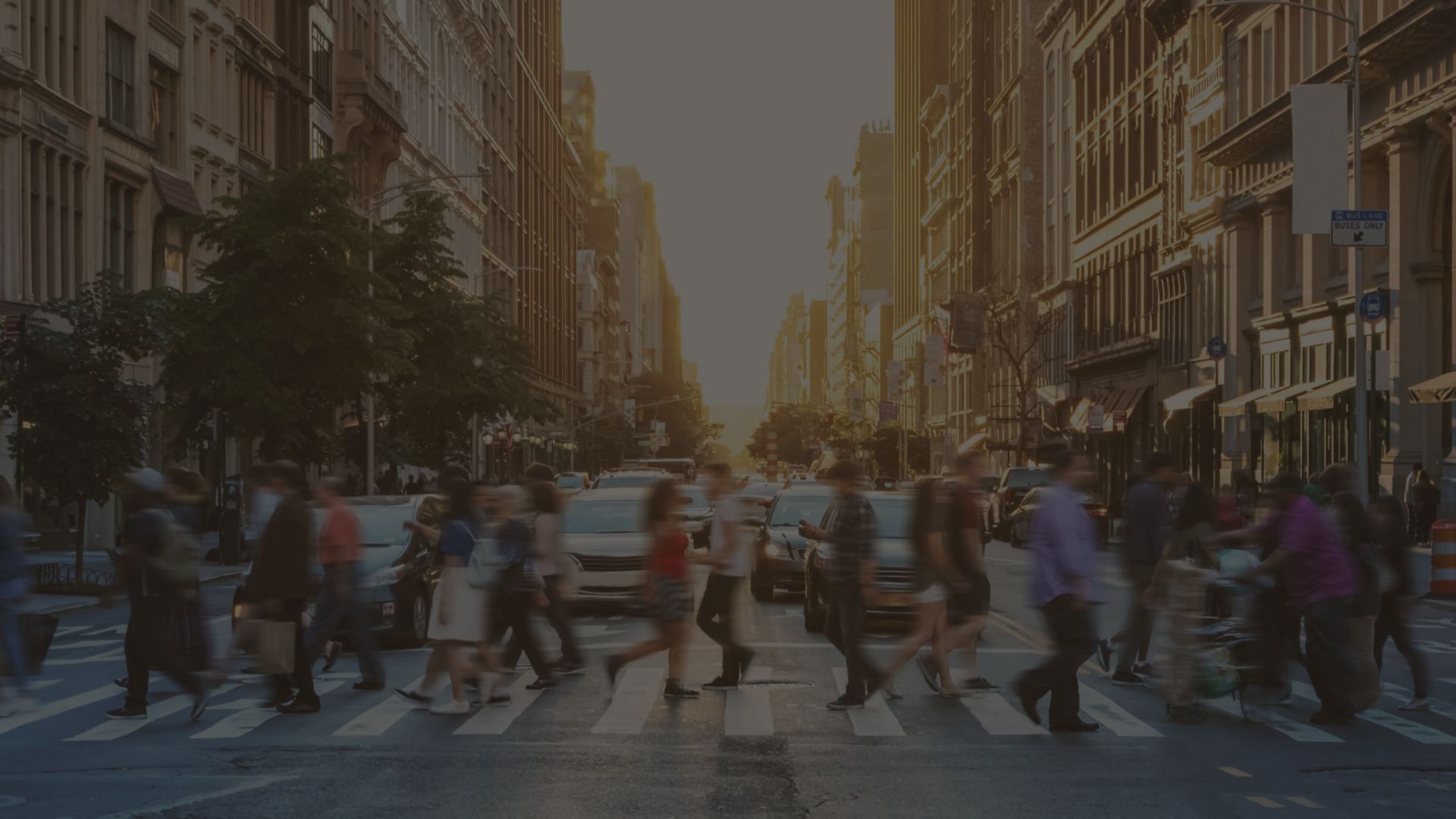 Persone attraversano la strada in città. Header dell'Executive Programme 'Diversity, Equity, and Inclusion' di ISTUD Business School e Cottino Social Impact Campus