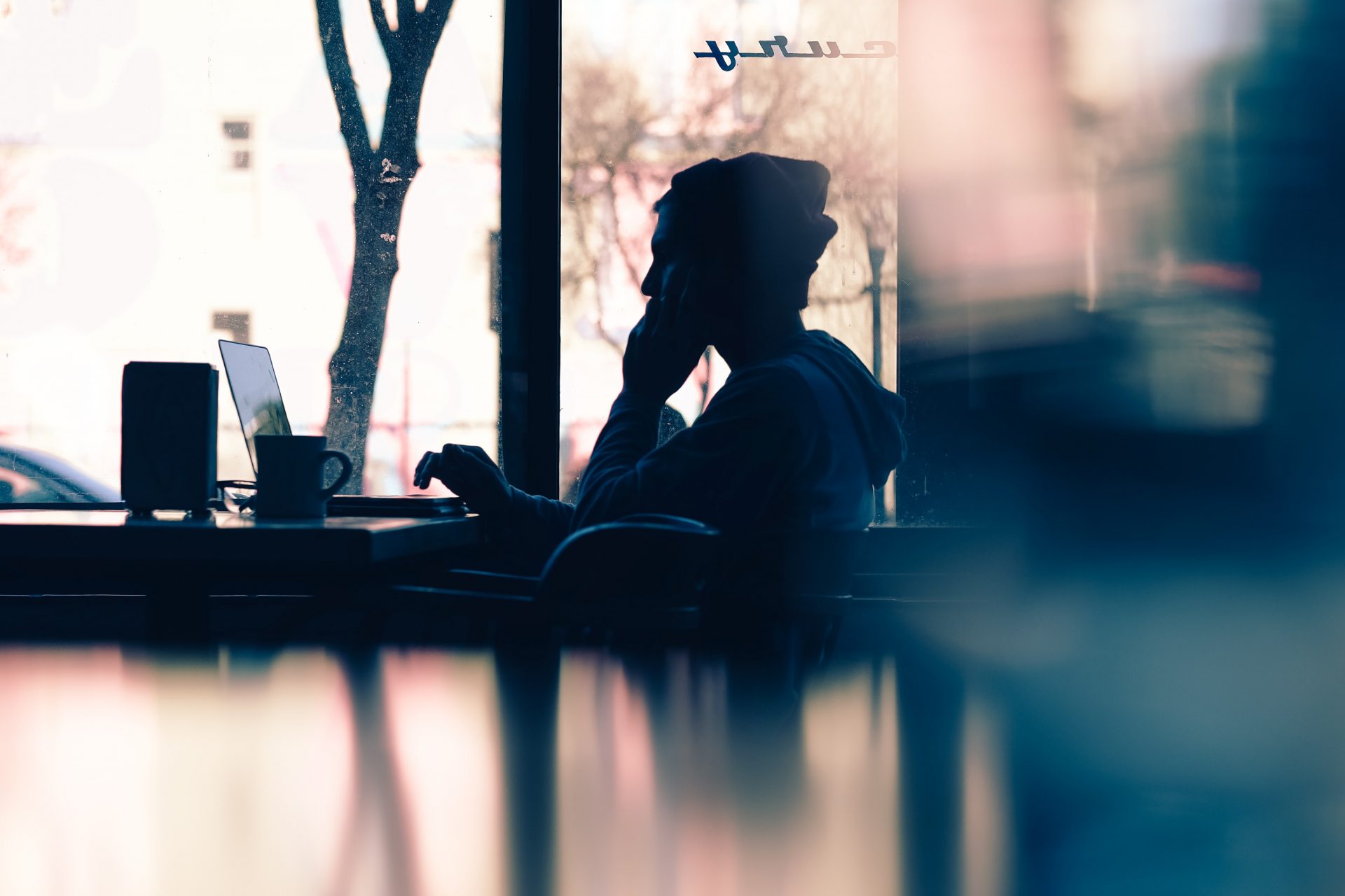 Ragazzo lavora al pc da un bar Photo by Hannah Wei on Unsplash